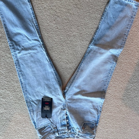 Levi’s 501 Original cropped jeans in light blue. 28x26 - Picture 2 of 6
